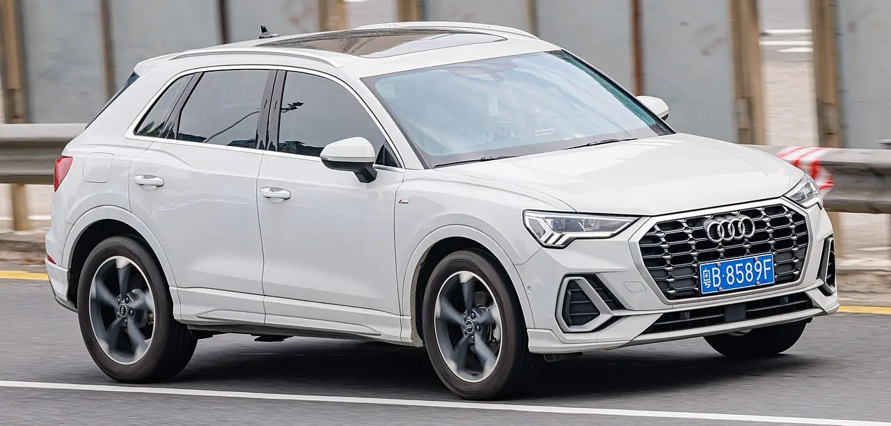 Audi Q3 35 TFSI C-SUV ICE side profile