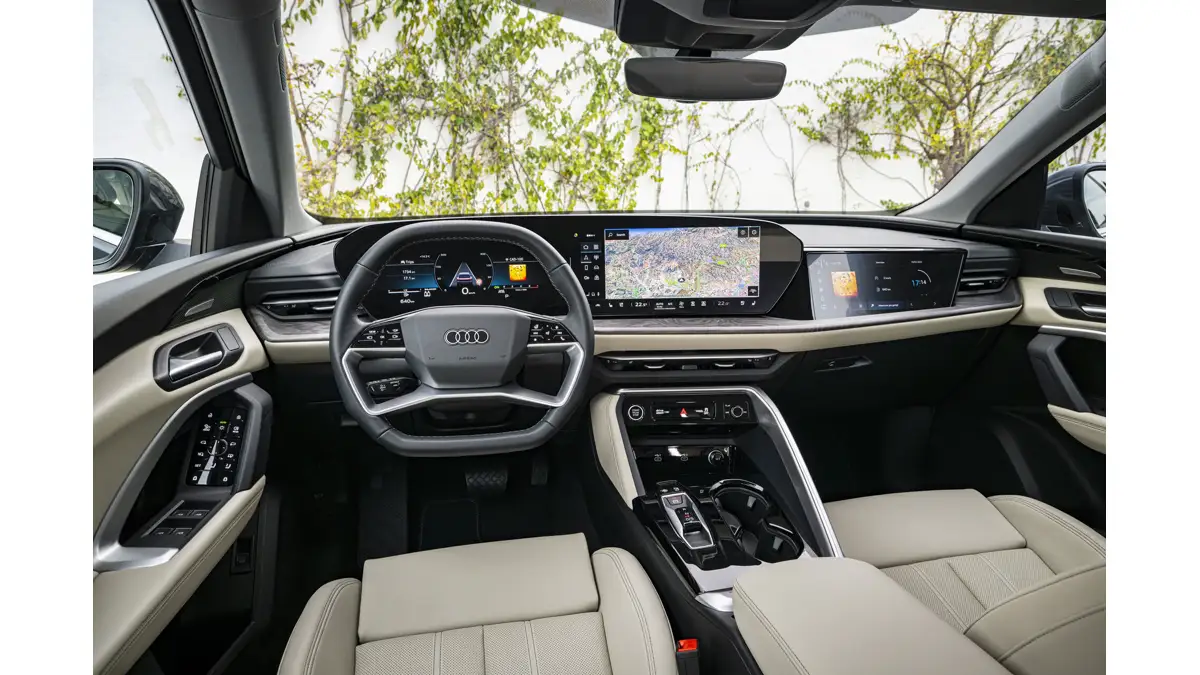 Audi Q5 Black Edition C-SUV ICE side profile