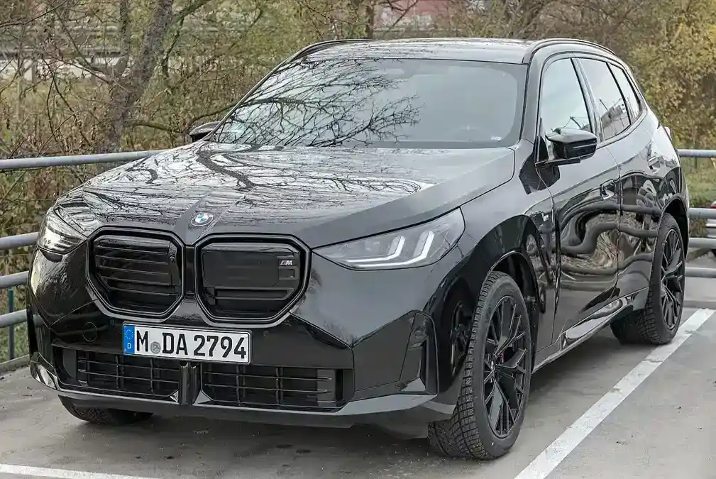 BMW X3 20 xDrive C-SUV ICE side profile
