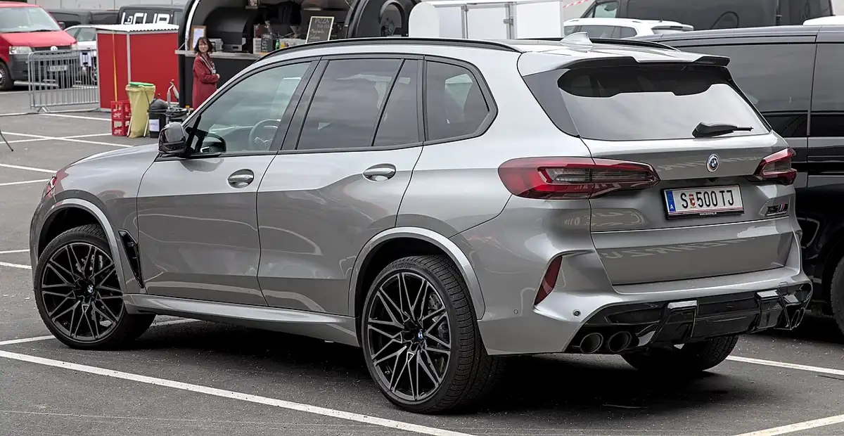 BMW X5 xDrive40i D-SUV ICE side profile